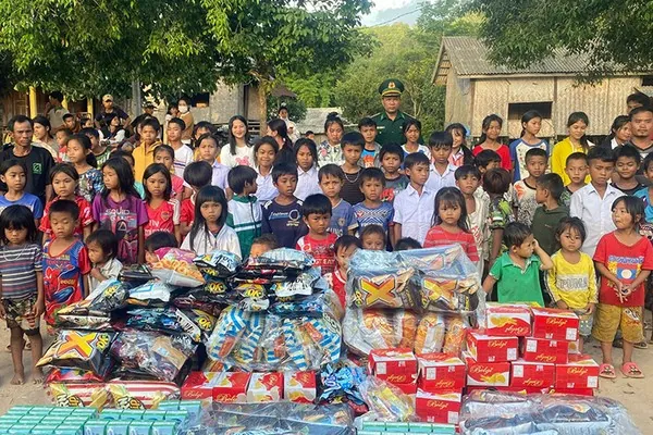 Hình ảnh minh họa phụ huynh hướng dẫn con cái về an toàn trực tuyến.