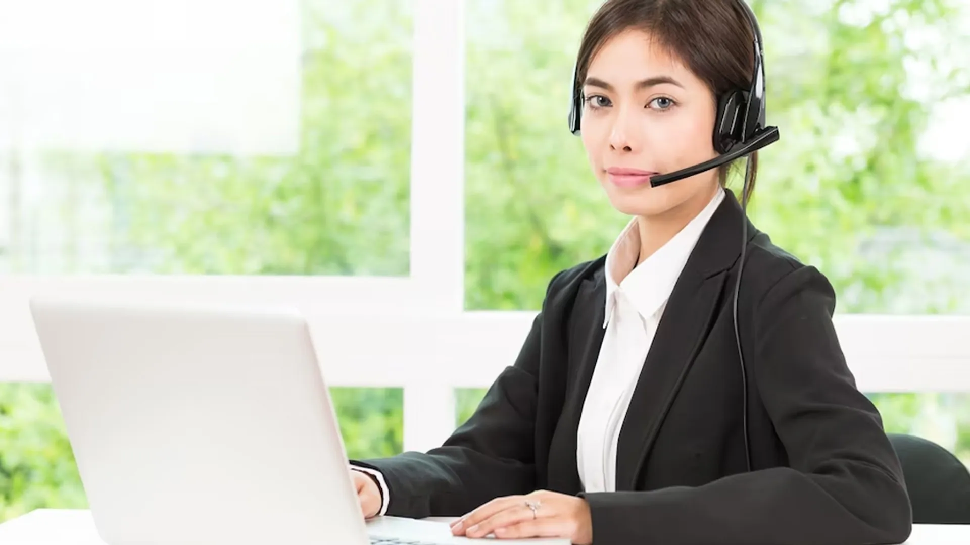 Đội ngũ hỗ trợ khách hàng 13win sẵn sàng phục vụ