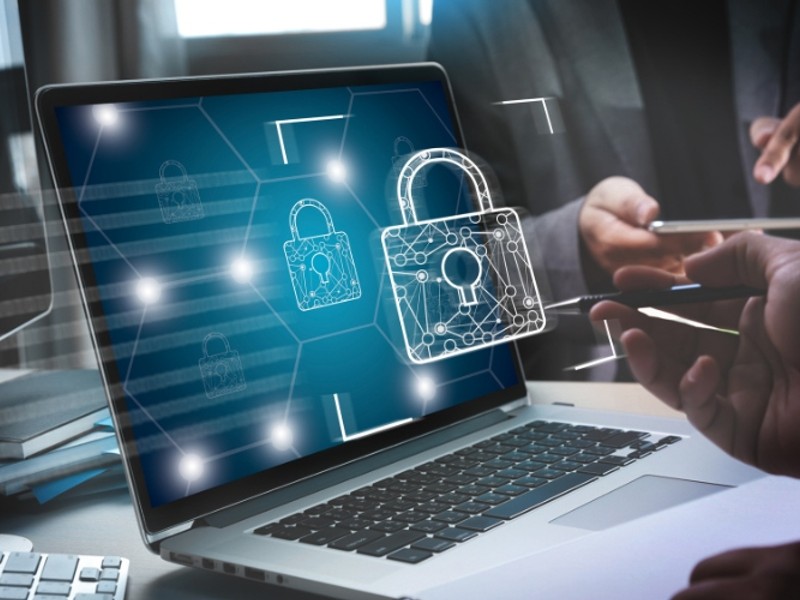 Điện thoại và máy tính hiển thị thông báo cập nhật phần mềm, bảo vệ thiết bị khỏi các mối đe dọa an ninh mạng