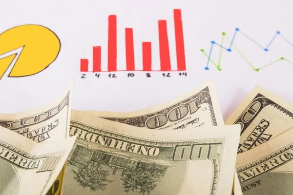 Hình ảnh trừu tượng của bộ não đang tính toán với các biểu tượng toán học và chiến thuật, tượng trưng cho tư duy chiến lược trong kỹ thuật đánh bài nâng cao của 13win