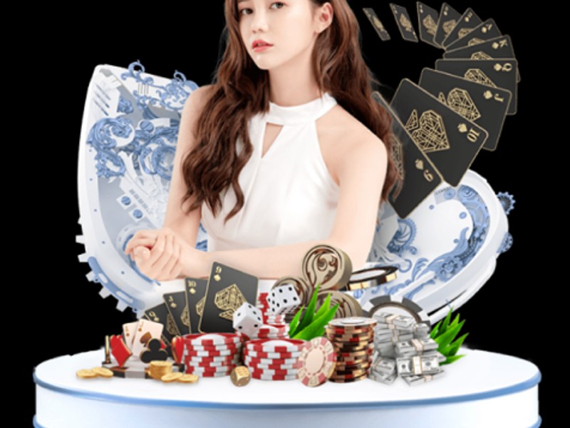 Hình ảnh bàn Poker với các lá bài và chip cược